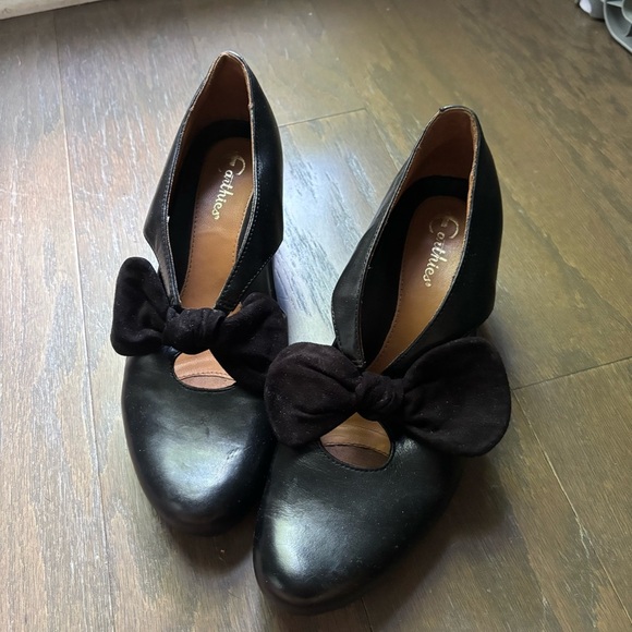 Earthies Black Heels with Elegant Bow Detail - Picture 3 of 6